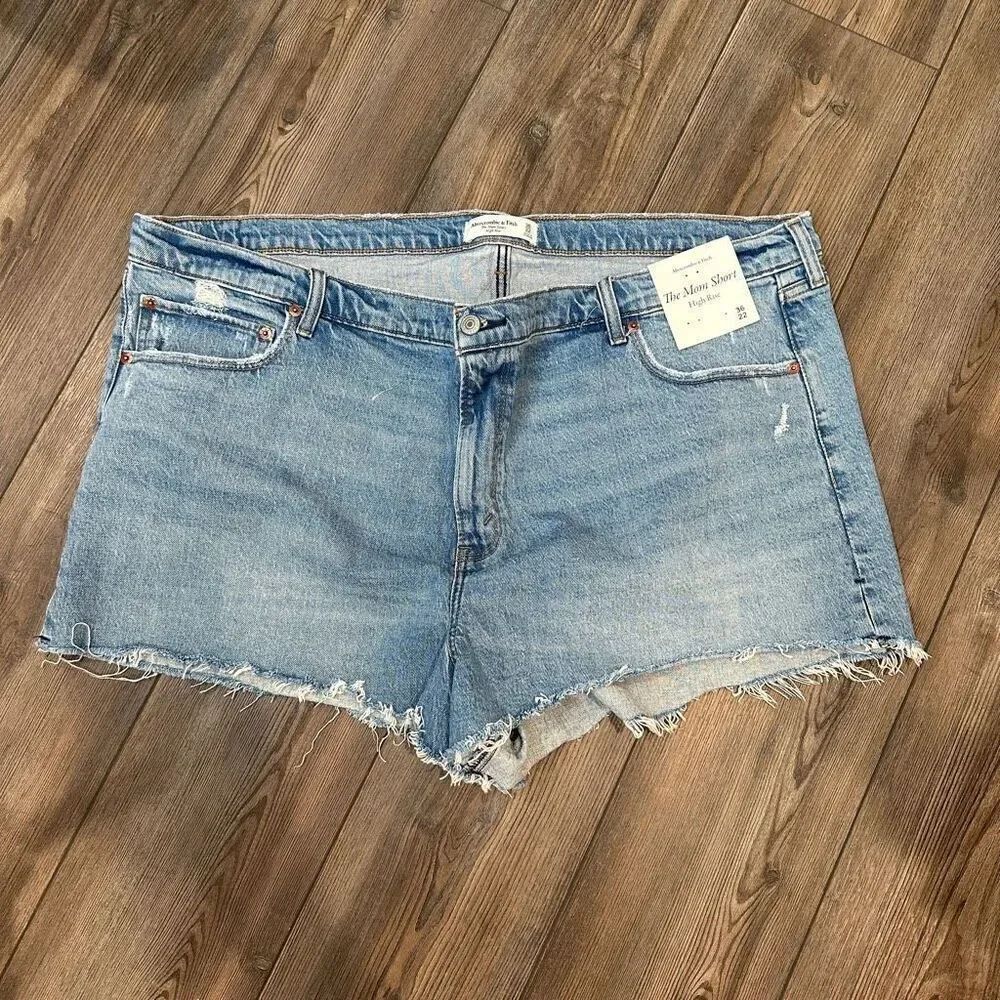 Abercrombie and Fitch, the Mom short size 22